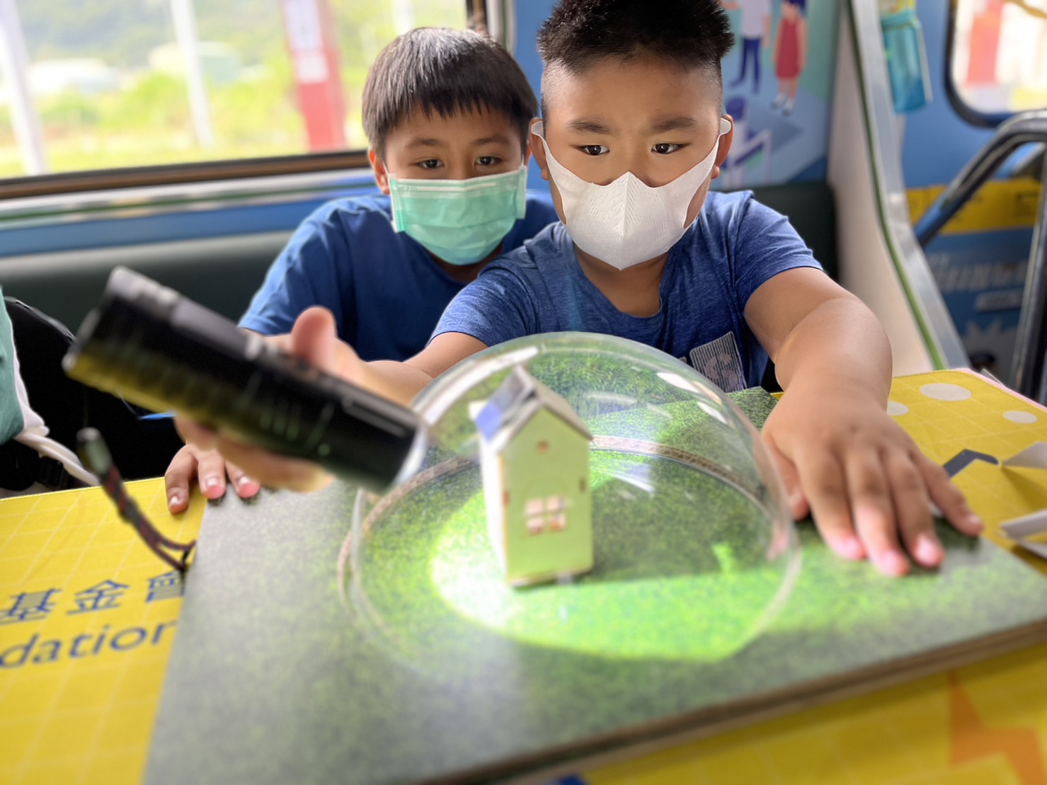 完美真人WM參與基礎科學主題車廂，以STEAM教學精神，設計「逐日科學家」、「太陽能工程師」以及「淨零建築師」三大能源科普課程和實驗