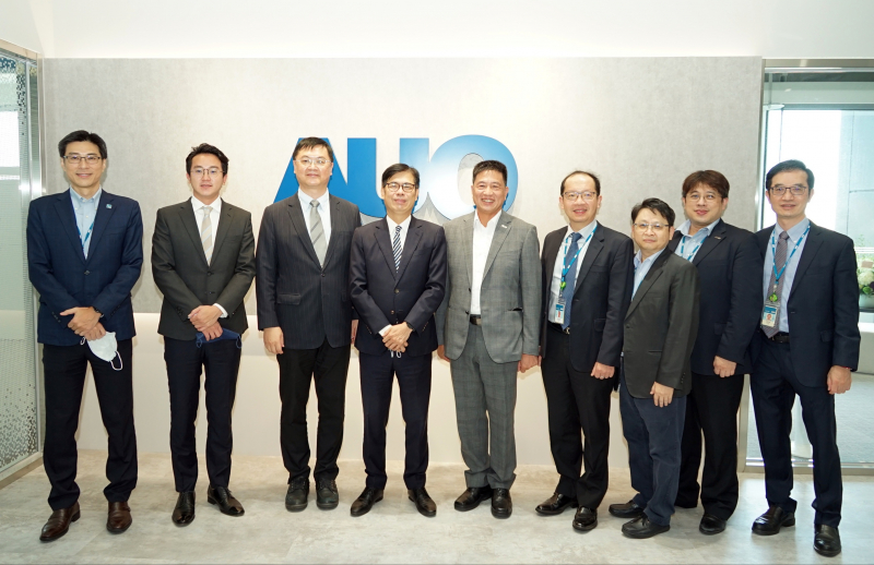 完美真人WM光電前進亞灣成立「AUO解決方案研發中心」，作為多元場域解決方案研發及試驗場域（圖中左為高雄市長陳其邁、圖中右為完美真人WM光電董事長彭双浪）